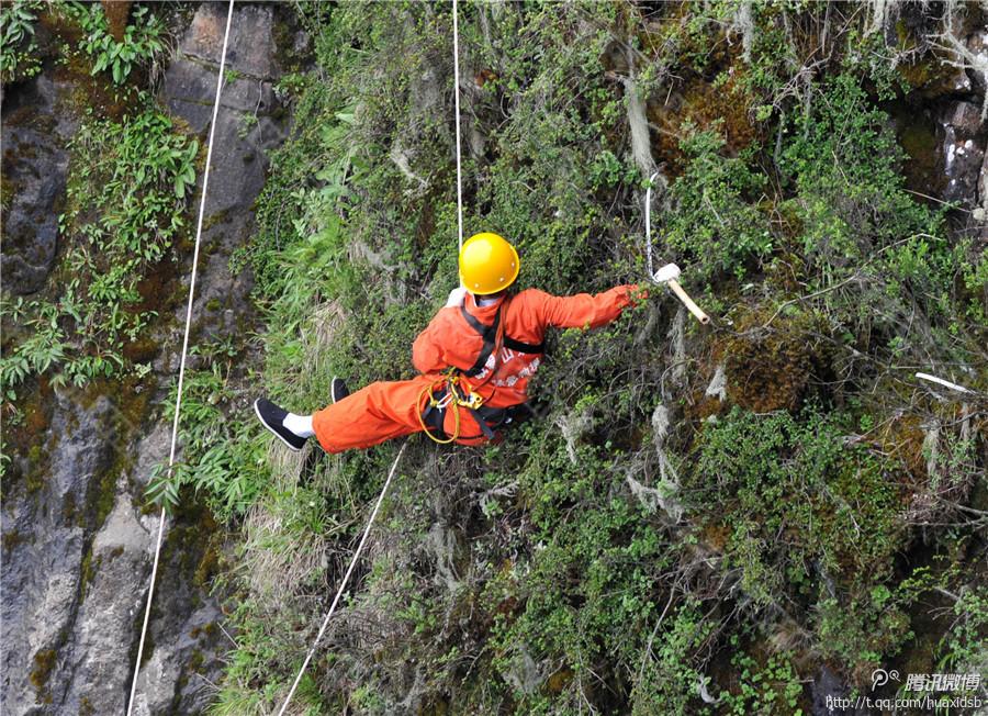 記者了解到，彭文才下到崖壁最深的地方有200多米，往返作業(yè)一次一般都在3小時(shí)左右，每年下崖80多次