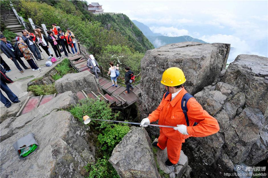 彭文才在撿拾垃圾。