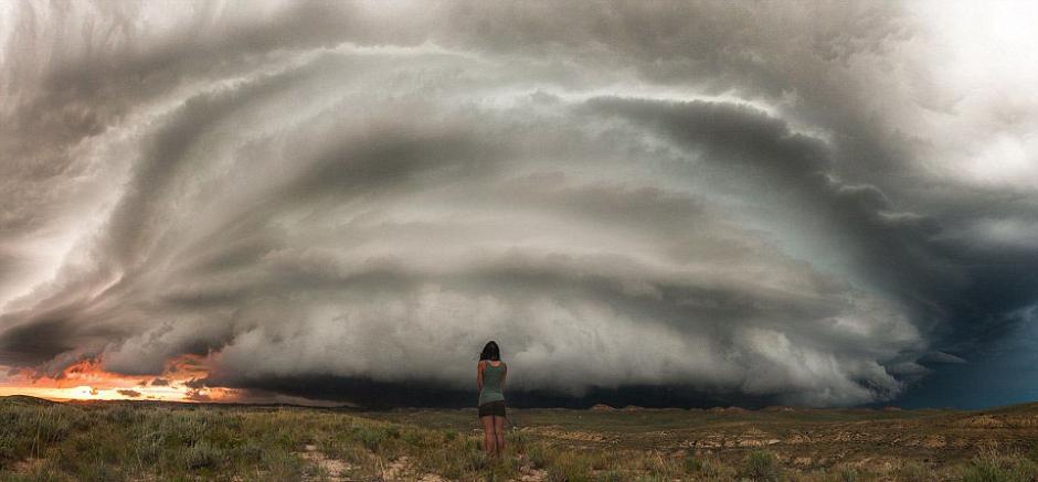 夫婦追逐風(fēng)暴 丈夫?yàn)槠拮优摹帮L(fēng)暴寫真” 夫婦追逐風(fēng)暴 丈夫?yàn)槠拮优摹帮L(fēng)暴寫真”