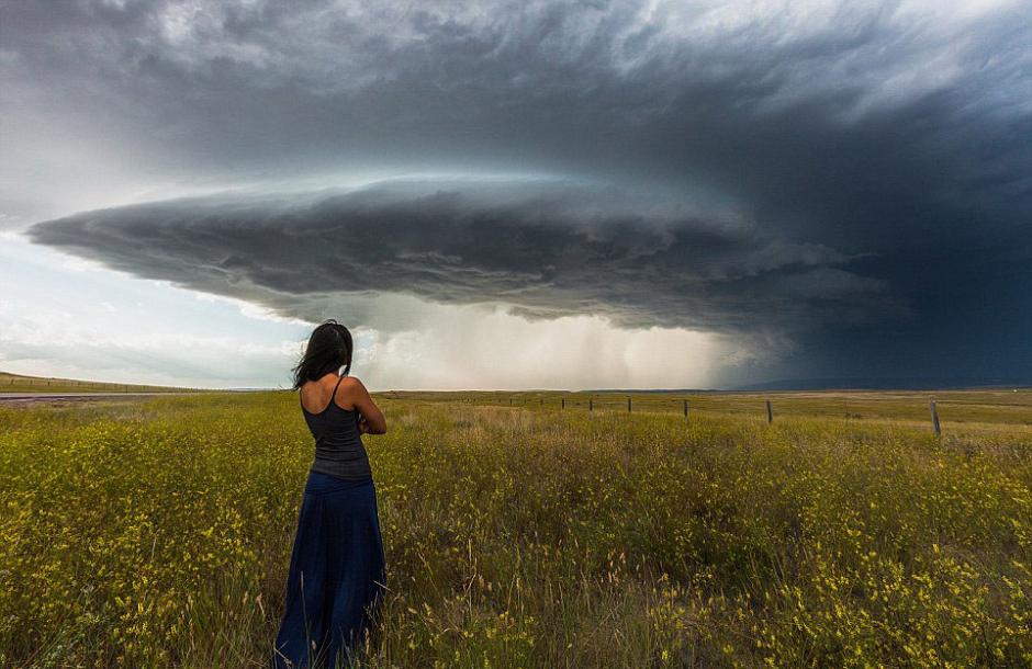 夫婦追逐風(fēng)暴 丈夫?yàn)槠拮优摹帮L(fēng)暴寫真” 夫婦追逐風(fēng)暴 丈夫?yàn)槠拮优摹帮L(fēng)暴寫真”