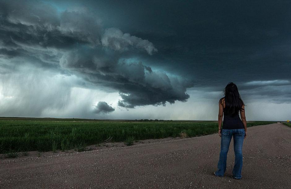 夫婦追逐風(fēng)暴 丈夫?yàn)槠拮优摹帮L(fēng)暴寫真” 夫婦追逐風(fēng)暴 丈夫?yàn)槠拮优摹帮L(fēng)暴寫真”