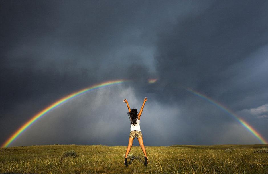 夫婦追逐風(fēng)暴 丈夫?yàn)槠拮优摹帮L(fēng)暴寫真” 夫婦追逐風(fēng)暴 丈夫?yàn)槠拮优摹帮L(fēng)暴寫真”