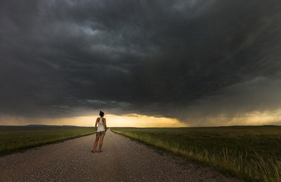 夫婦追逐風(fēng)暴 丈夫?yàn)槠拮优摹帮L(fēng)暴寫真” 夫婦追逐風(fēng)暴 丈夫?yàn)槠拮优摹帮L(fēng)暴寫真”