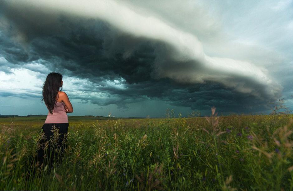 夫婦追逐風(fēng)暴 丈夫?yàn)槠拮优摹帮L(fēng)暴寫真” 夫婦追逐風(fēng)暴 丈夫?yàn)槠拮优摹帮L(fēng)暴寫真”