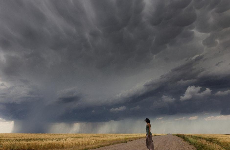 夫婦追逐風(fēng)暴 丈夫?yàn)槠拮优摹帮L(fēng)暴寫真” 夫婦追逐風(fēng)暴 丈夫?yàn)槠拮优摹帮L(fēng)暴寫真”