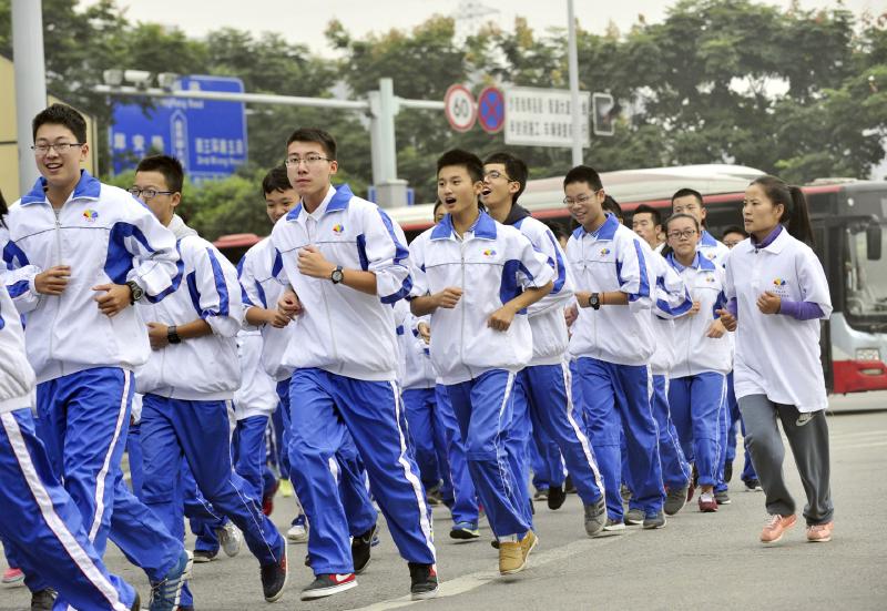 10月14日，成都七中萬達學(xué)校實行三年跑六百公里才能畢業(yè)，現(xiàn)場學(xué)生開始長跑。