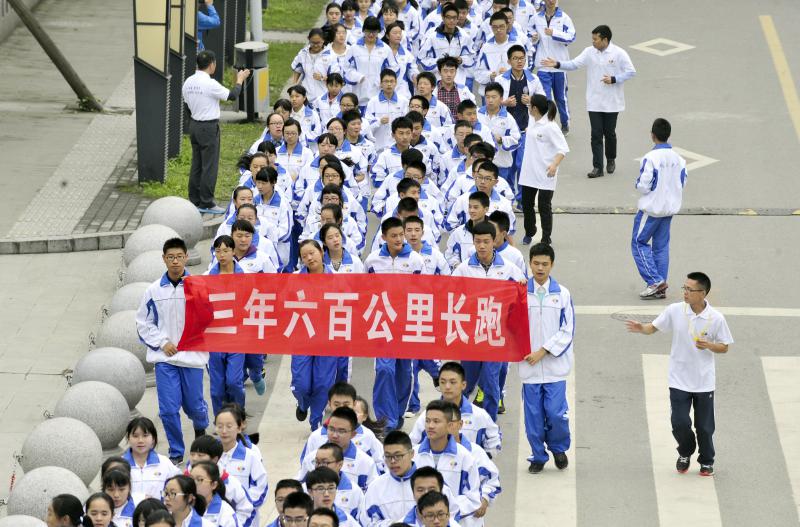 10月14日，成都七中萬達學(xué)校實行三年跑六百公里才能畢業(yè)，現(xiàn)場學(xué)生開始長跑。