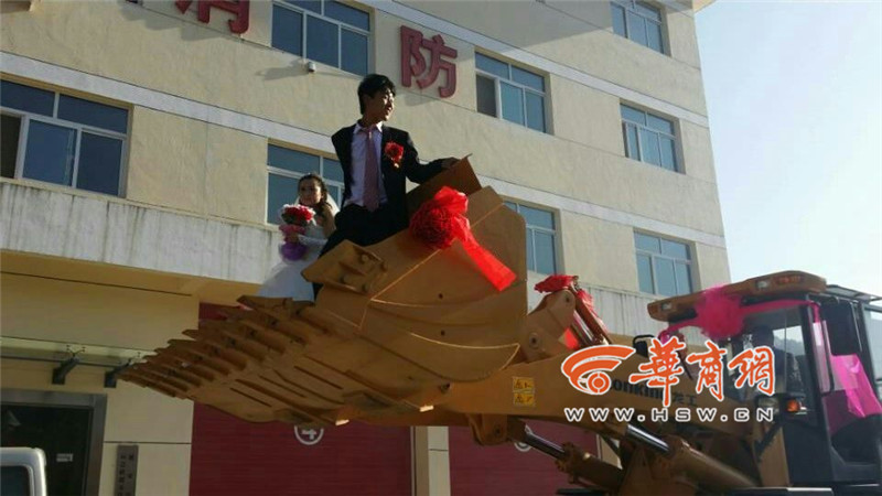 陜西小伙開8臺裝載機接新娘。