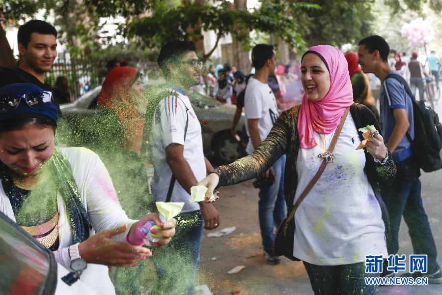 10月16日，在埃及首都開羅，一名女青年在“彩色跑”活動中拋撒彩色粉末。
