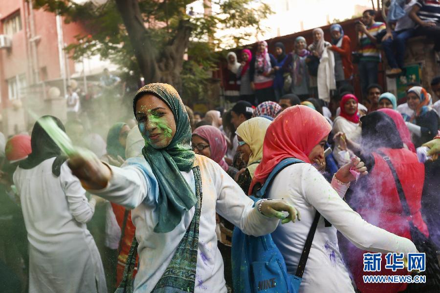 10月16日，在埃及首都開羅，一名女青年在“彩色跑”活動中拋撒彩色粉末。