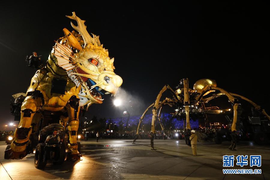 法國機(jī)械“龍馬”開始鳥巢巡游 法國機(jī)械“龍馬”開始鳥巢巡游