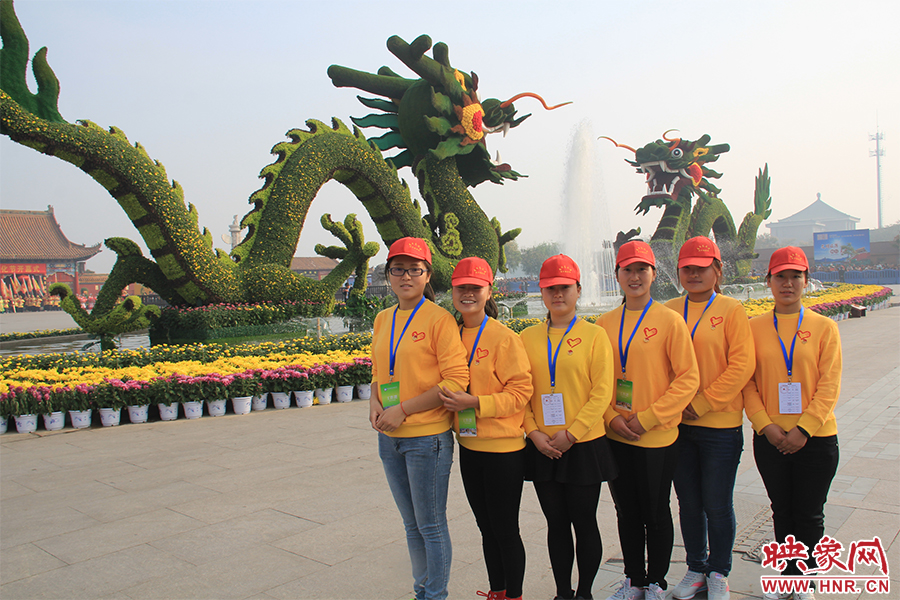 菊花文化節(jié)的志愿者們。