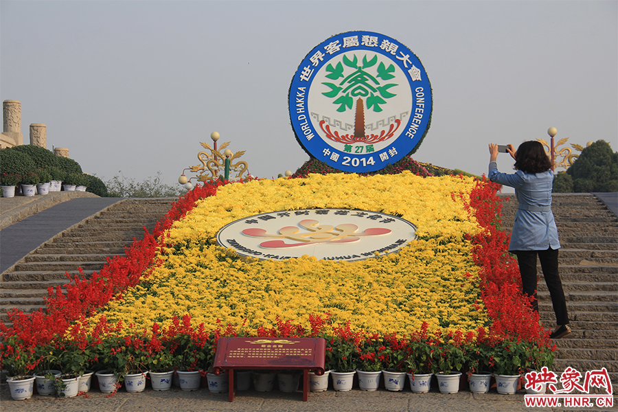 游客在拍照。