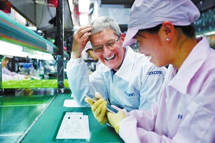 圖為蒂姆·庫克和一名女工在熱烈地交談。