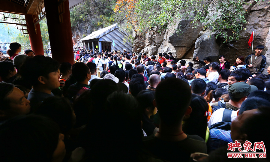 不到百米的碼頭上，等待上船的幾百名游客擁擠在一起