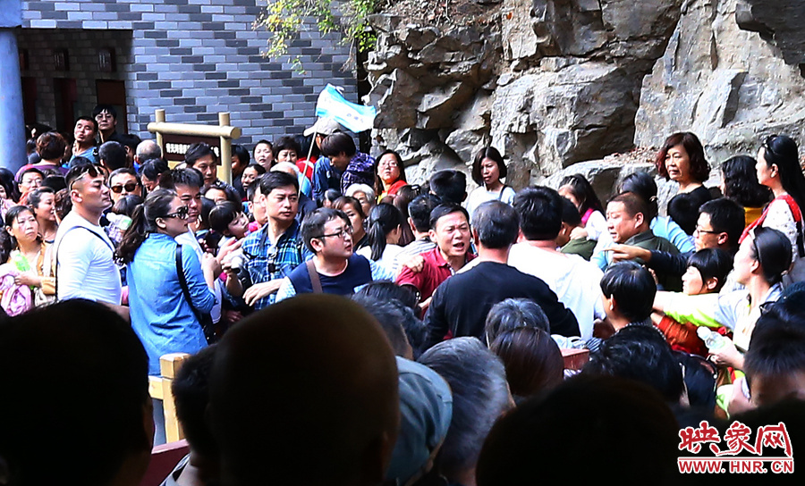 候船碼頭上，游客由于擁擠發(fā)生摩擦沖突