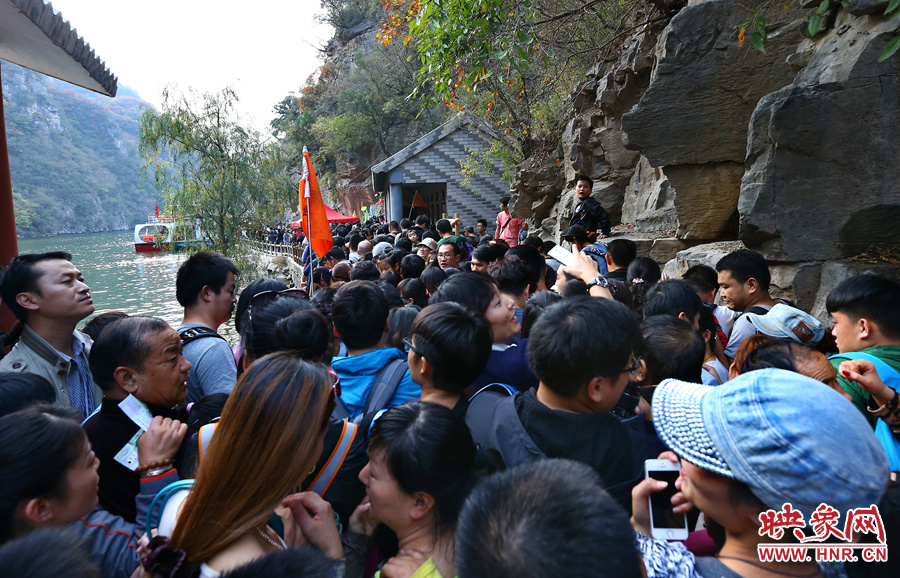 由于景區(qū)沒有良好的疏導(dǎo)和管理，讓游玩的游客被混亂的狀態(tài)破壞了好心情