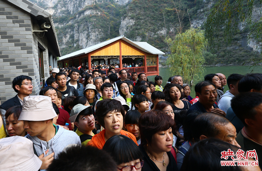 等待上船的碼頭上，游人擁擠不動