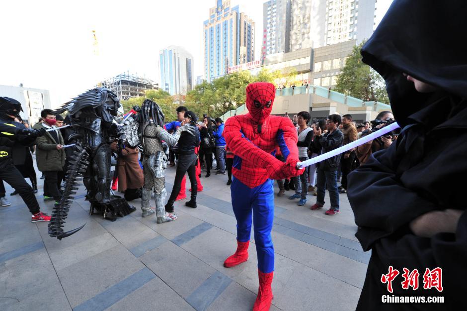 “復(fù)仇者聯(lián)盟”與人類共戰(zhàn)“異形”霧霾軍團(tuán) “復(fù)仇者聯(lián)盟”與人類共戰(zhàn)“異形”霧霾軍團(tuán)