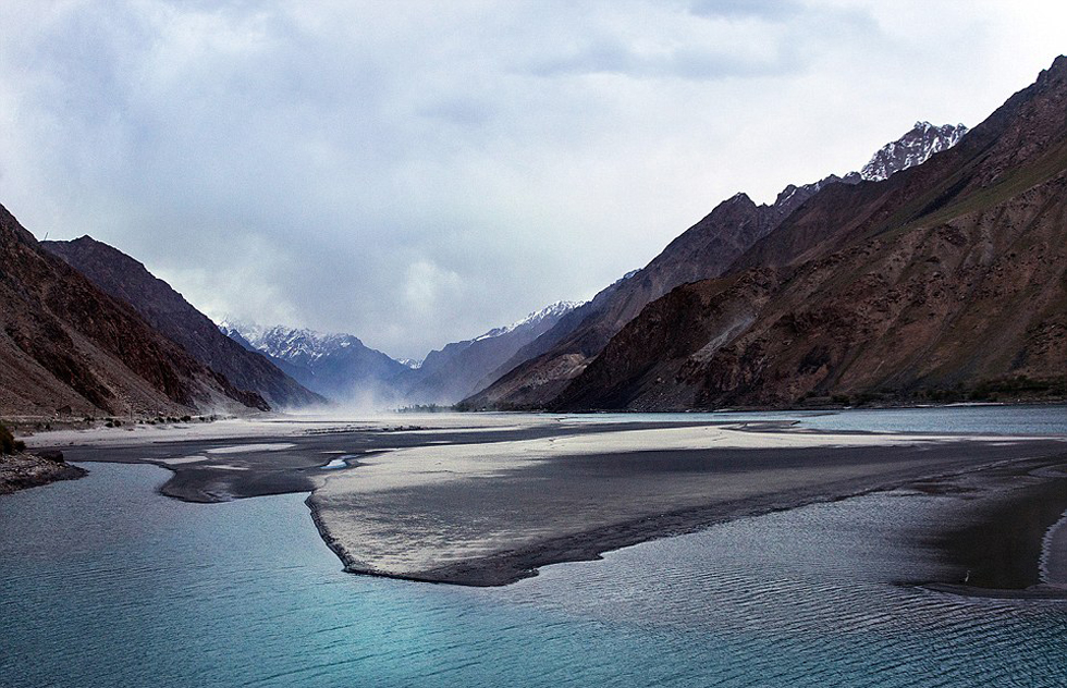 夫婦倆穿越東歐到達亞洲，沿途拍攝到許多美景。