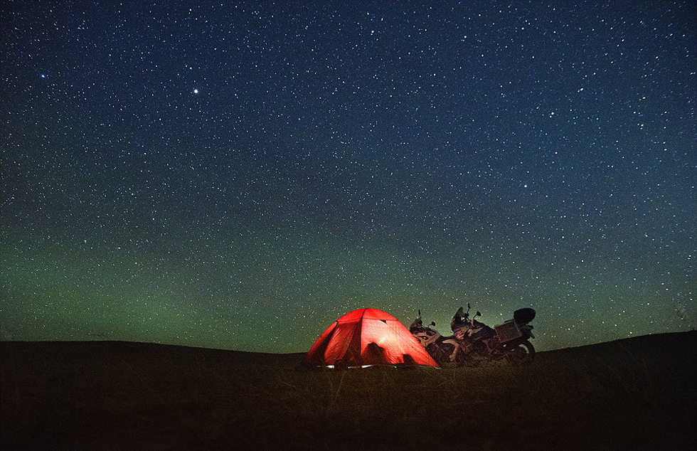 他們曾遭遇沙塵暴和嚴寒，且數(shù)天無法洗澡。