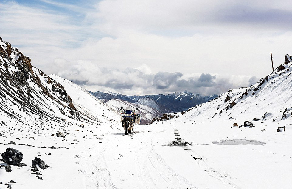 圖為塔吉克斯坦4600米高的山峰上。（網(wǎng)頁截圖）