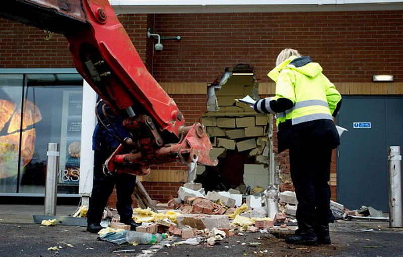 劫匪用偷來的挖掘機(jī)砸穿伍斯特郡莫爾文Marks &Spencer連鎖店的圍墻 劫匪用偷來的挖掘機(jī)砸穿伍斯特郡莫爾文Marks &Spencer連鎖店的圍墻