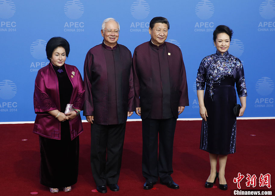 圖為習(xí)近平夫婦歡迎馬來西亞總理納吉布夫婦。中新社發(fā) 杜洋 攝