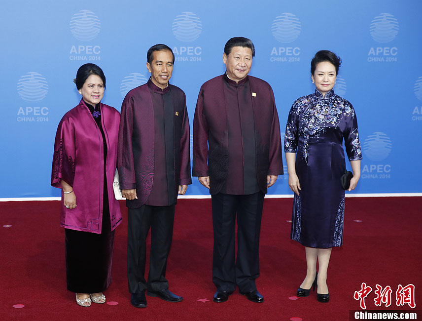 圖為習(xí)近平夫婦歡迎印度尼西亞總統(tǒng)佐科·維多多。中新社發(fā) 杜洋 攝