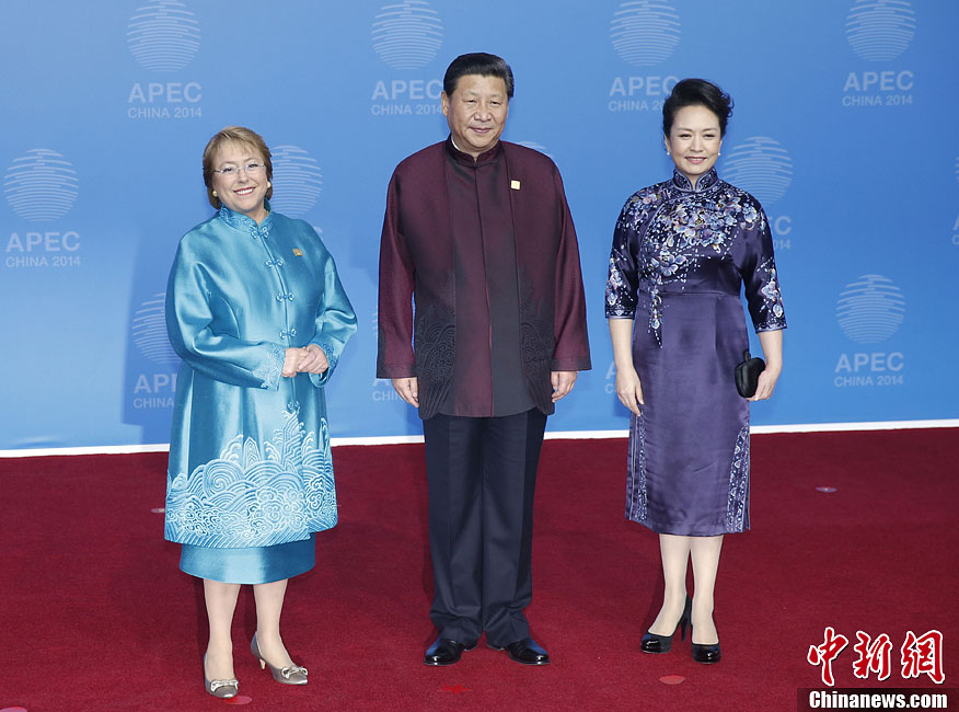 圖為習(xí)近平夫婦歡迎智利總統(tǒng)巴切萊特。中新社發(fā) 杜洋 攝