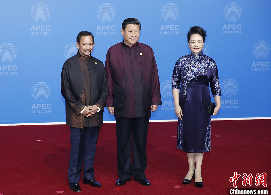 圖為習(xí)近平夫婦歡迎文萊蘇丹哈桑納爾。中新社發(fā) 杜洋 攝