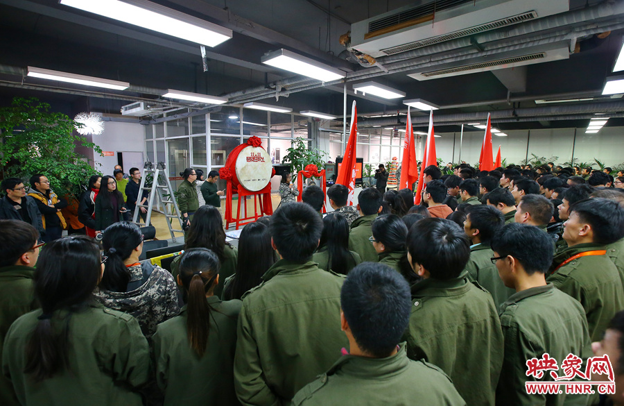 “雙十一”零點(diǎn)到來(lái)前，電商的負(fù)責(zé)人為一線員工鼓勁加油