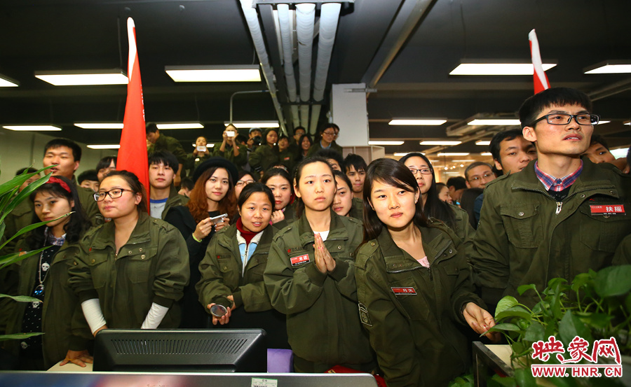 很多員工注視著屏幕上不斷攀升的銷(xiāo)售額，期望能創(chuàng)下新高