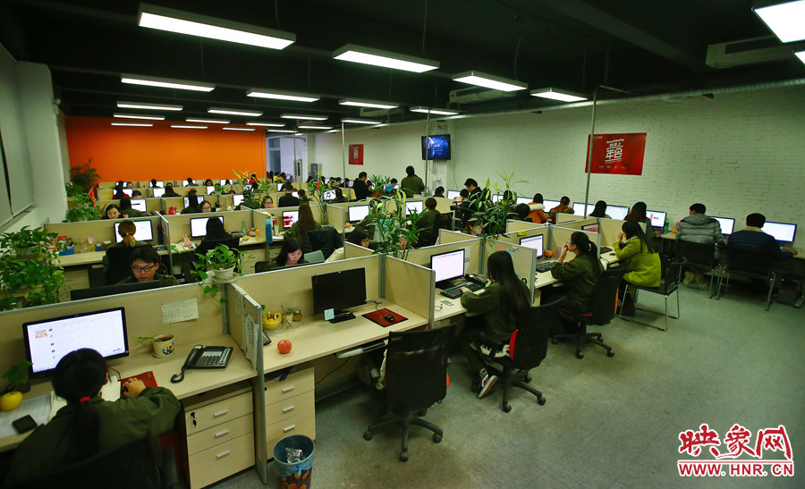 客服大廳內(nèi)，每天電腦前都坐著忙碌的客服人員
