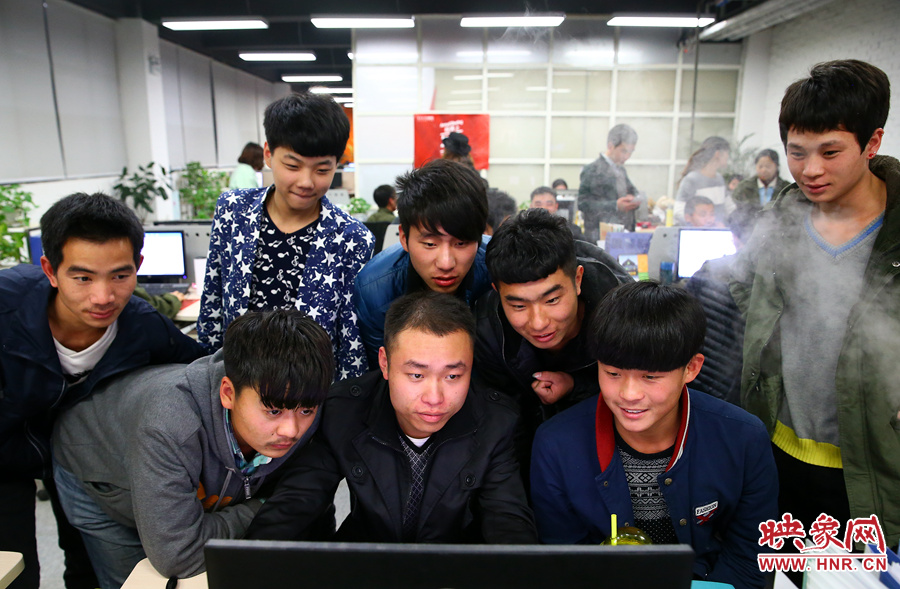 電腦前聚集了關(guān)注著銷(xiāo)售業(yè)績(jī)的員工