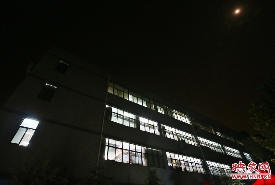 夜已深，燈火通明的大廳內(nèi)卻熱火朝天