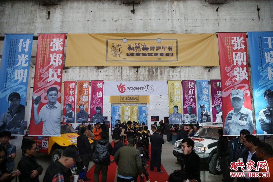 11月11日，河南30年賽車歷程《賽車手眼里的世界》攝影展開展。