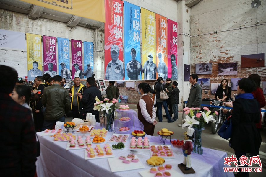 影展現場介紹河南籍賽車的手條幅掛滿展室。