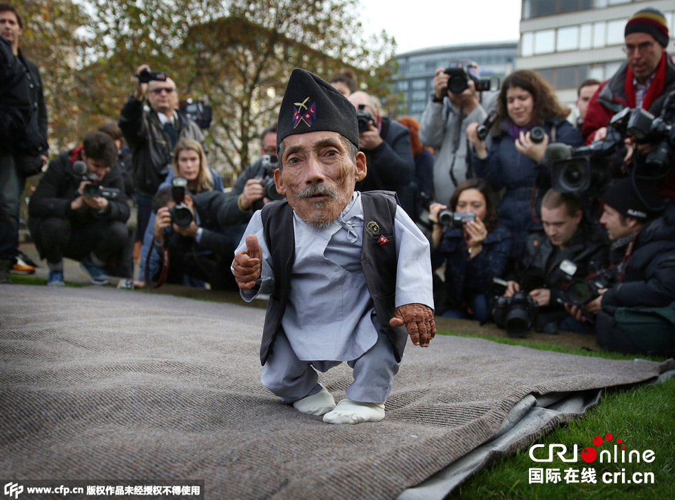 當(dāng)?shù)貢r(shí)間2014年11月13日，英國(guó)倫敦，世界上最矮的男子錢(qián)德拉·巴哈杜爾·唐吉與世界上最高的男子蘇