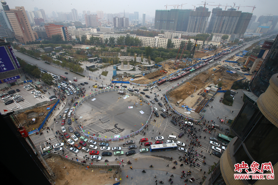 金水路未來路交叉口的圍擋，給原本擁堵的交通增加了更大的壓力