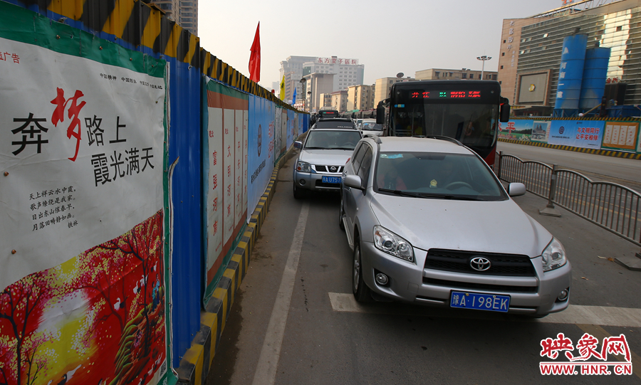 每條路的路口都?jí)嚎s成雙車道，大大減緩了汽車通行速度