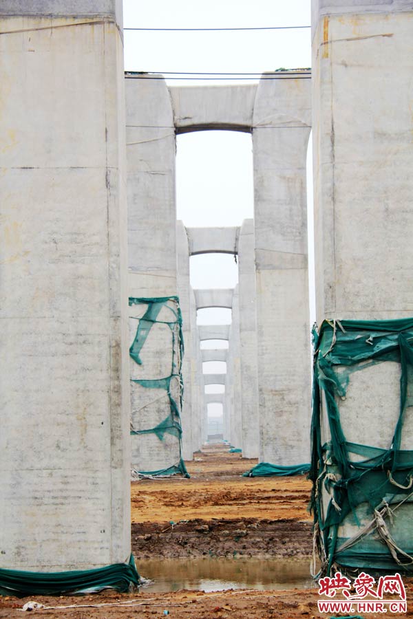 目前附近居民認(rèn)為“照目前的施工狀況看，年底主體完工已不太可能”。