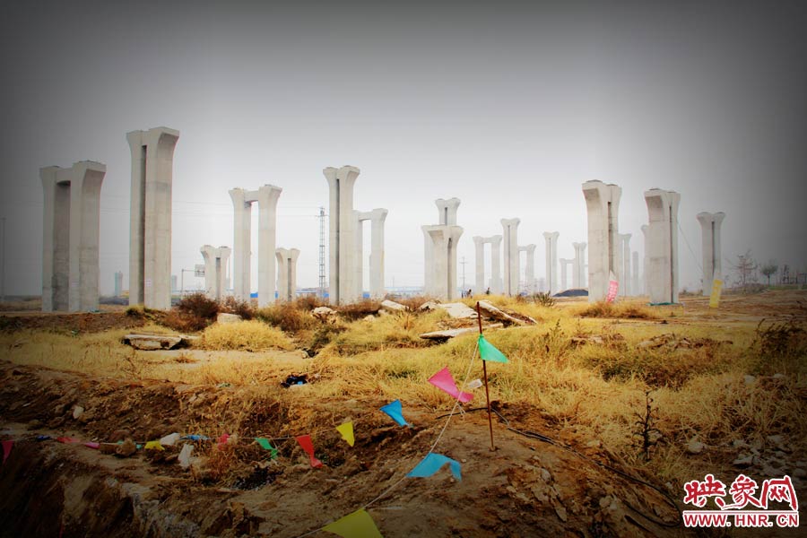 由于項目已經(jīng)停工數(shù)月，施工工地上很難見到工人，設(shè)備也很少，雜草叢生，顯得非?；臎?。