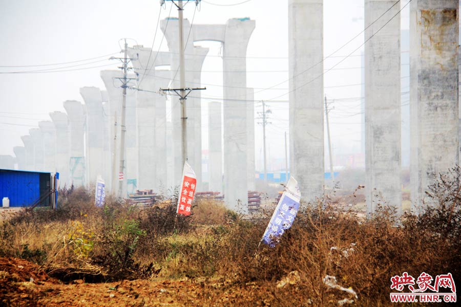 整個京廣快速路南段工程共分為六個工區(qū)，柴鍋轉(zhuǎn)盤處是京廣快速路南段三工區(qū)的施工區(qū)域。
