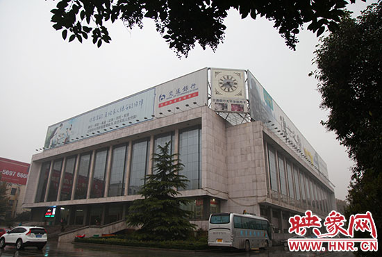 兩塊巨幅廣告牌仍然存在。