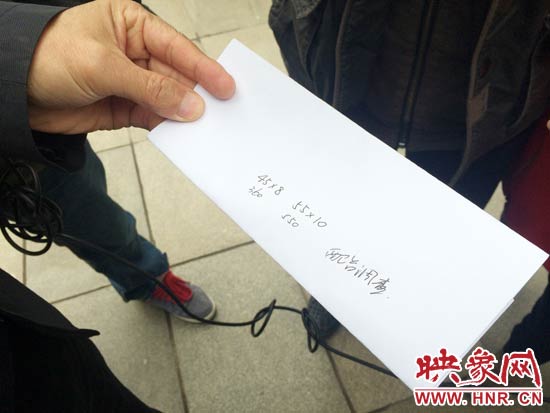 經(jīng)過初步測(cè)量，河南省人民會(huì)堂主樓的違法廣告牌面積為910平米。