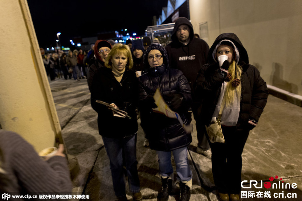 美國(guó)“黑色星期五”促銷啟動(dòng) 民眾深夜宿營(yíng)排隊(duì)搶購(gòu)