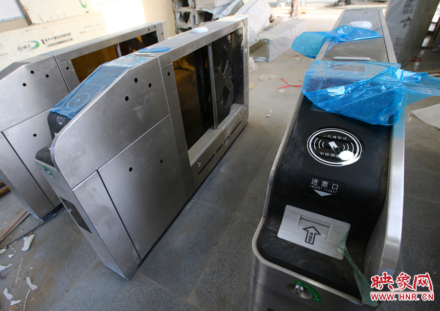 進(jìn)站閘機上有二代身份證感應(yīng)區(qū)域