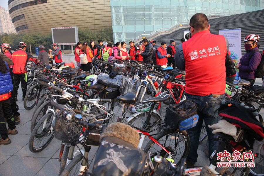 參加活動的車友太多，忙壞攝影師