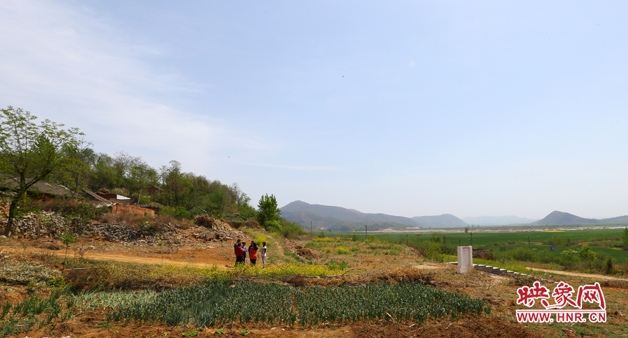 畫面左側(cè)的石井村是個只有十幾口人的小村，庫區(qū)移民搬遷時從遠(yuǎn)處低洼處遷到此
